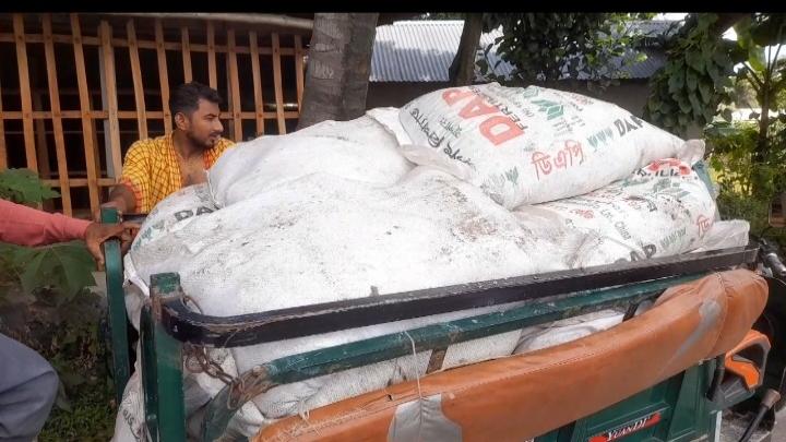 পাঁচবিবিতে অবৈধ সার মজুদ ও পাচারের সময় ১২০ বস্তা সার জব্দ